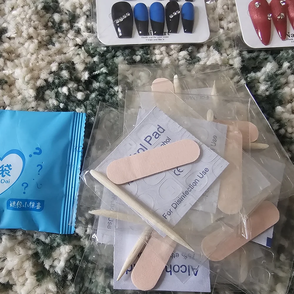 Assorted Press-On Nail Set - Picture 4 of 4